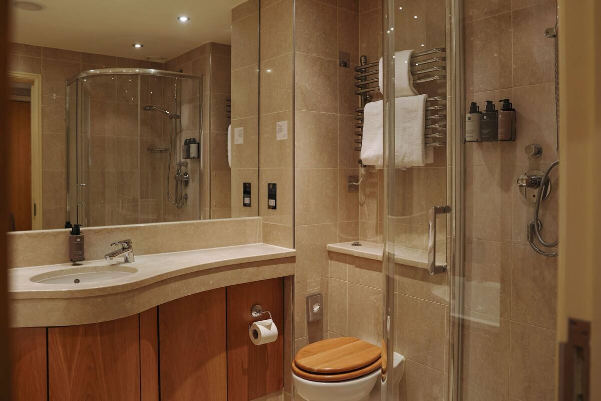 combined shower/bathtub, designer toiletries, hair dryer, slippers