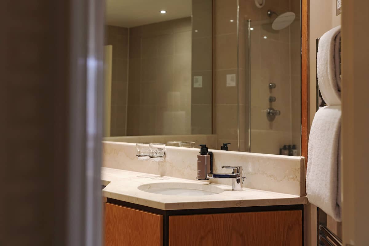 classic double | bathroom | combined shower/bathtub, designer toiletries, hair dryer, slippers