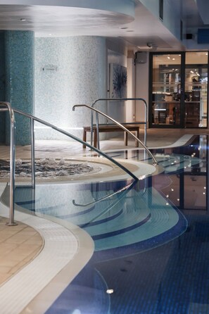 Piscine couverte, chaises longues