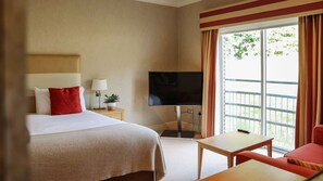 Kamar Eksekutif | Seprai katun Mesir, seprai antialergi, minibar, dan brankas