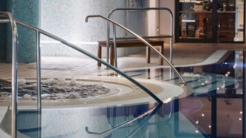 室内游泳池，日光浴躺椅