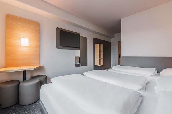 Una scrivania, tende oscuranti, insonorizzazione, Wi-Fi gratuito