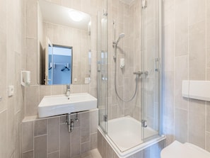 Douche, serviettes fournies, savon, shampoing