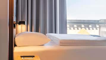 Twin Room | 1 bedroom, desk, blackout drapes, soundproofing