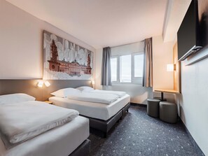1 kamar tidur, meja kerja, tirai kedap cahaya, dan kedap suara