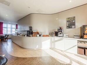 Petit déjeuner buffet (13.9 EUR par personne)