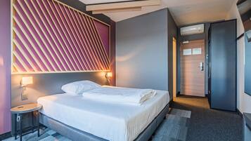 Schreibtisch, Verdunkelungsvorhänge, schallisolierte Zimmer