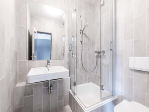 Shower, handuk, sabun, dan sampo