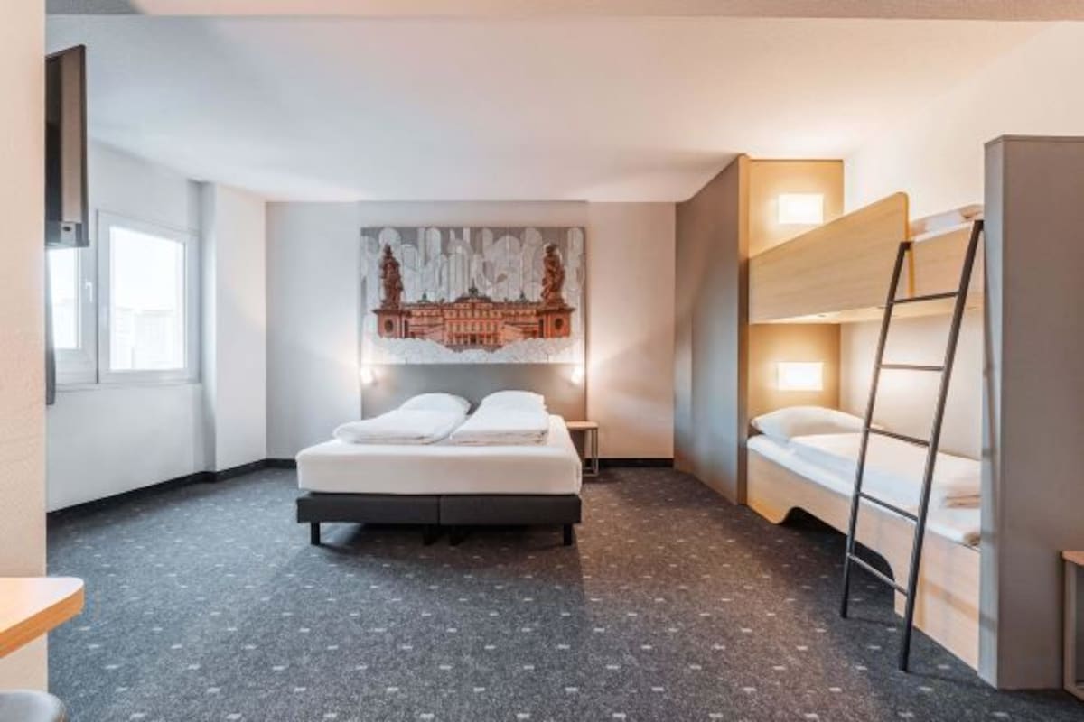 Escritorio, cortinas blackout, insonorización y wifi gratis 