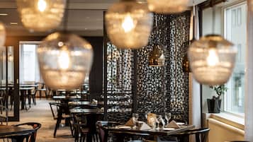2 restoran, makan tengah hari dihidangkan