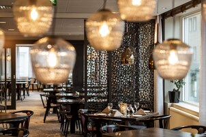 2 restaurantes, se sirve almuerzo 