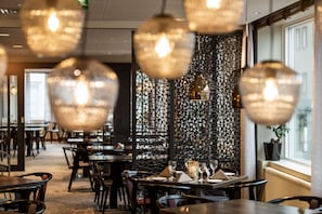 Här finns 2 restauranger som serverar lunch.