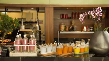 Desayuno buffet diario (NOK 239 por persona)