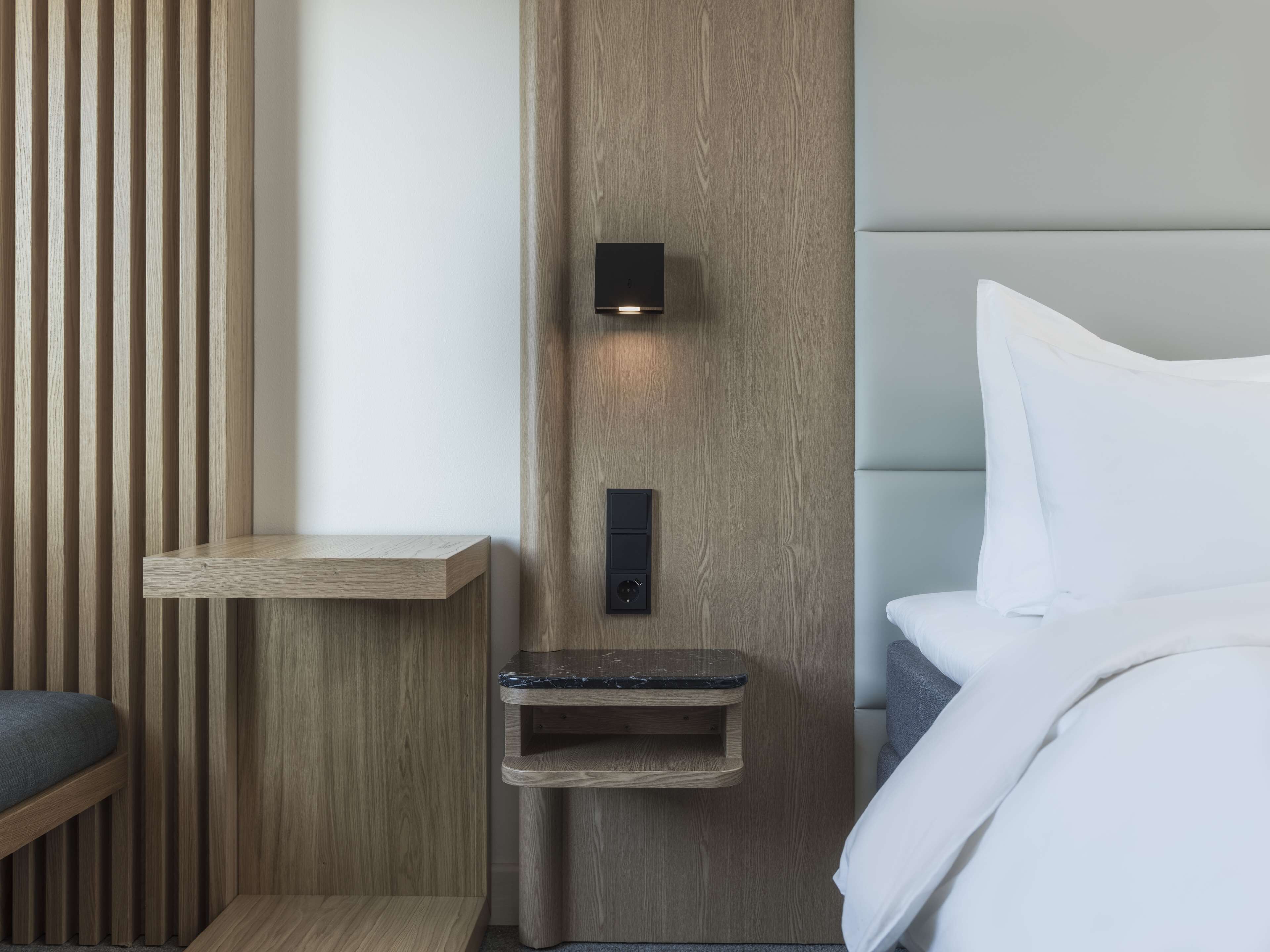 セーフティボックス (室内)、デスク、ノートパソコン用作業スペース、WiFi (無料)