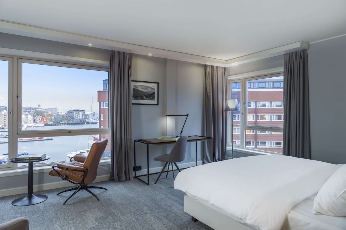 in-room safe, desk, laptop workspace, free wifi