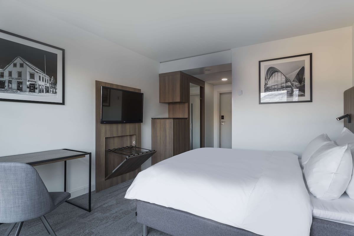 In-room safe, desk, laptop workspace, free WiFi