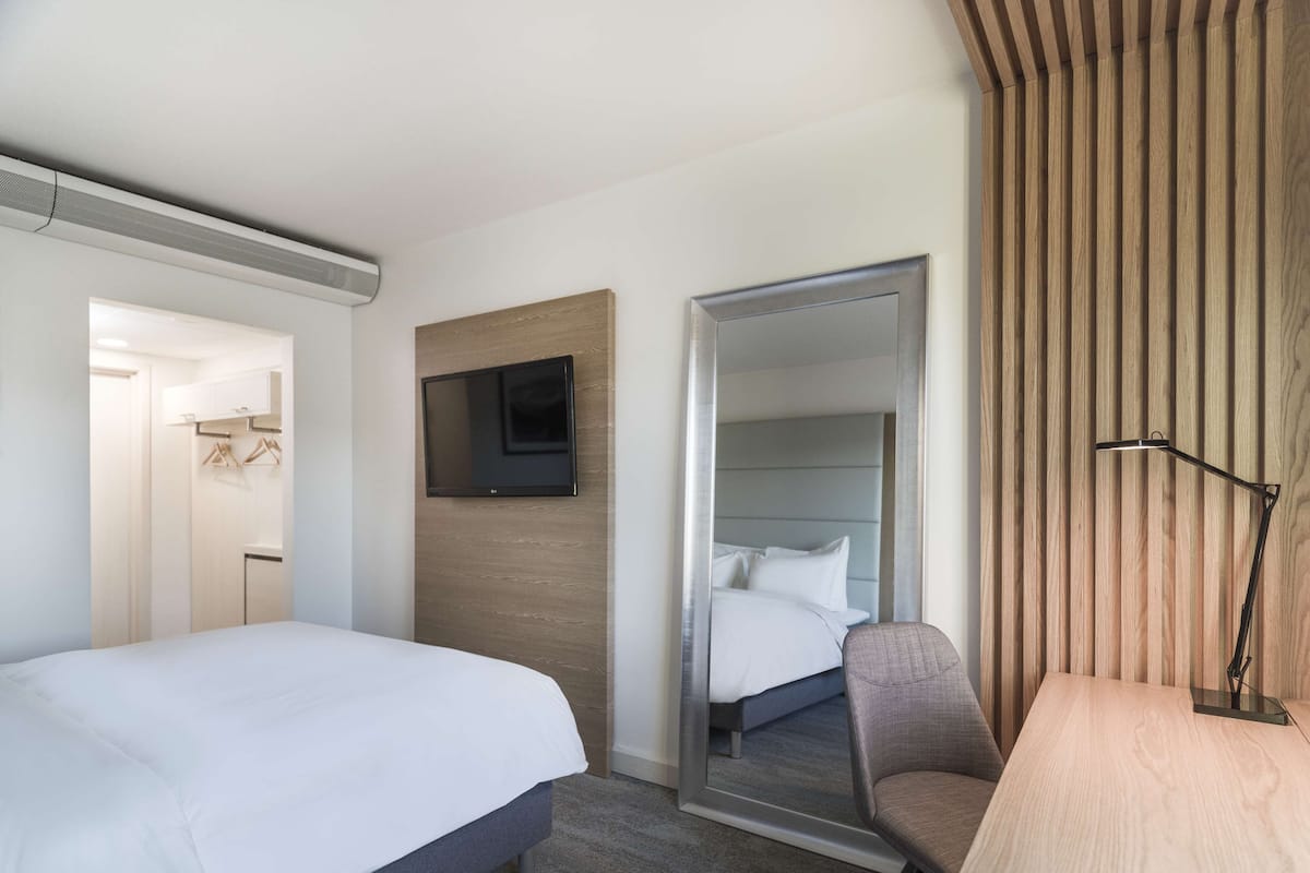 In-room safe, desk, laptop workspace, free WiFi