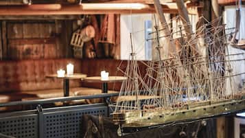 2 restaurantes; se sirven comidas