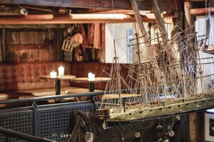 2 restaurantes, se sirve almuerzo 