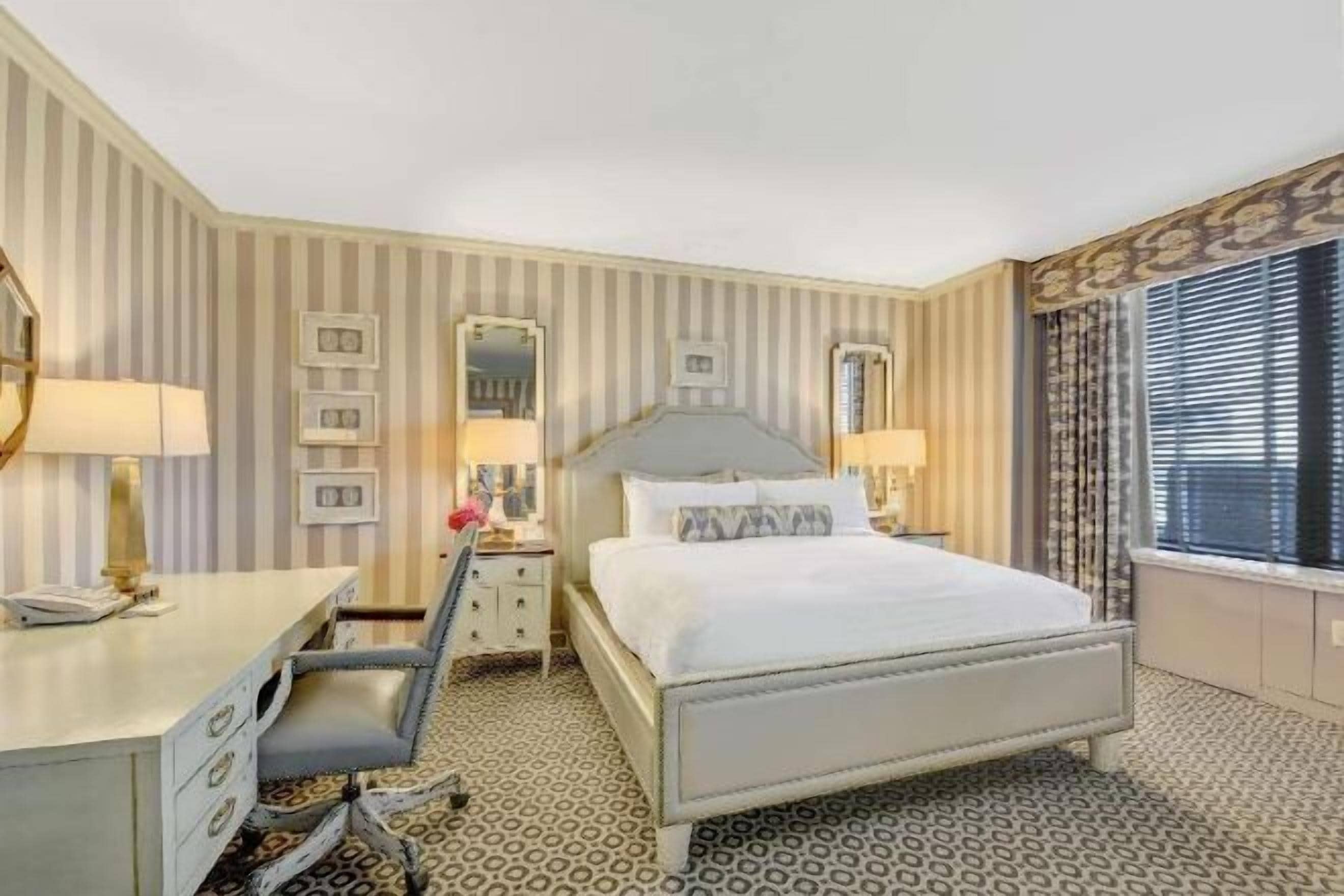 Seprai premium, selimut bulu angsa, bantalan ekstra lembut, dan brankas