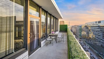 Suite junior, 1 cama de matrimonio grande con sofá cama, terraza, vistas a la ciudad | Ropa de cama de alta calidad y edredones de plumas