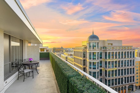 Premium bedding, down duvets, pillow-top beds, in-room safe. Le Meridien Washington, D.C., The Madison