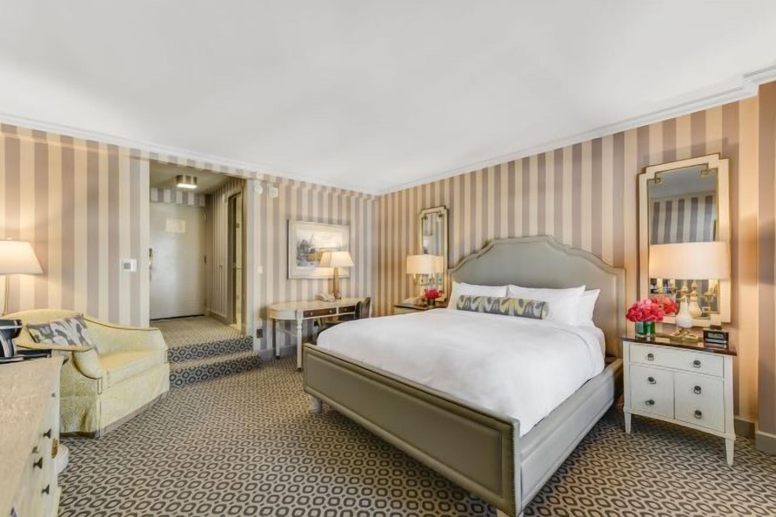 Seprai premium, selimut bulu angsa, bantalan ekstra lembut, dan brankas