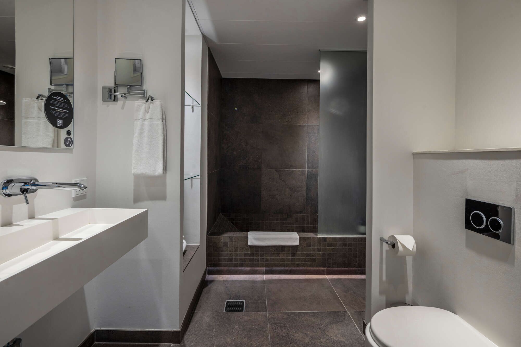 suite, 2 single beds | bathroom | eco-friendly toiletries, hair dryer, towels, soap