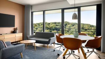 Suite, 2 enkeltsenger | Sengetøy av topp kvalitet, safe på rommet og individuelt dekorert