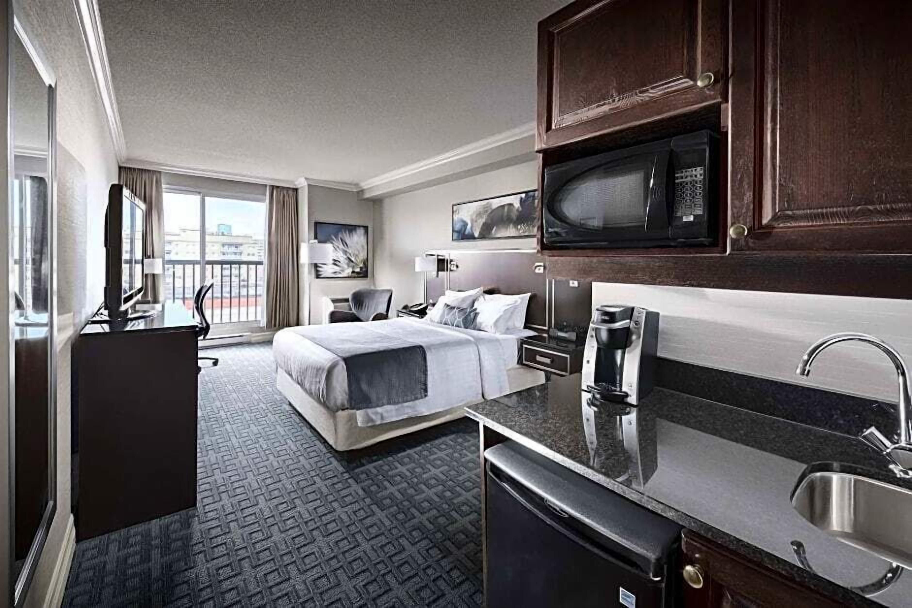 Egyptian cotton sheets, premium bedding, pillow-top beds, in-room safe