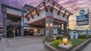 Un hôtel Best Western doté d’une entrée couverte, de piliers en pierre et d’un panneau indiquant qu’il est interdit de fumer dans l’établissement.