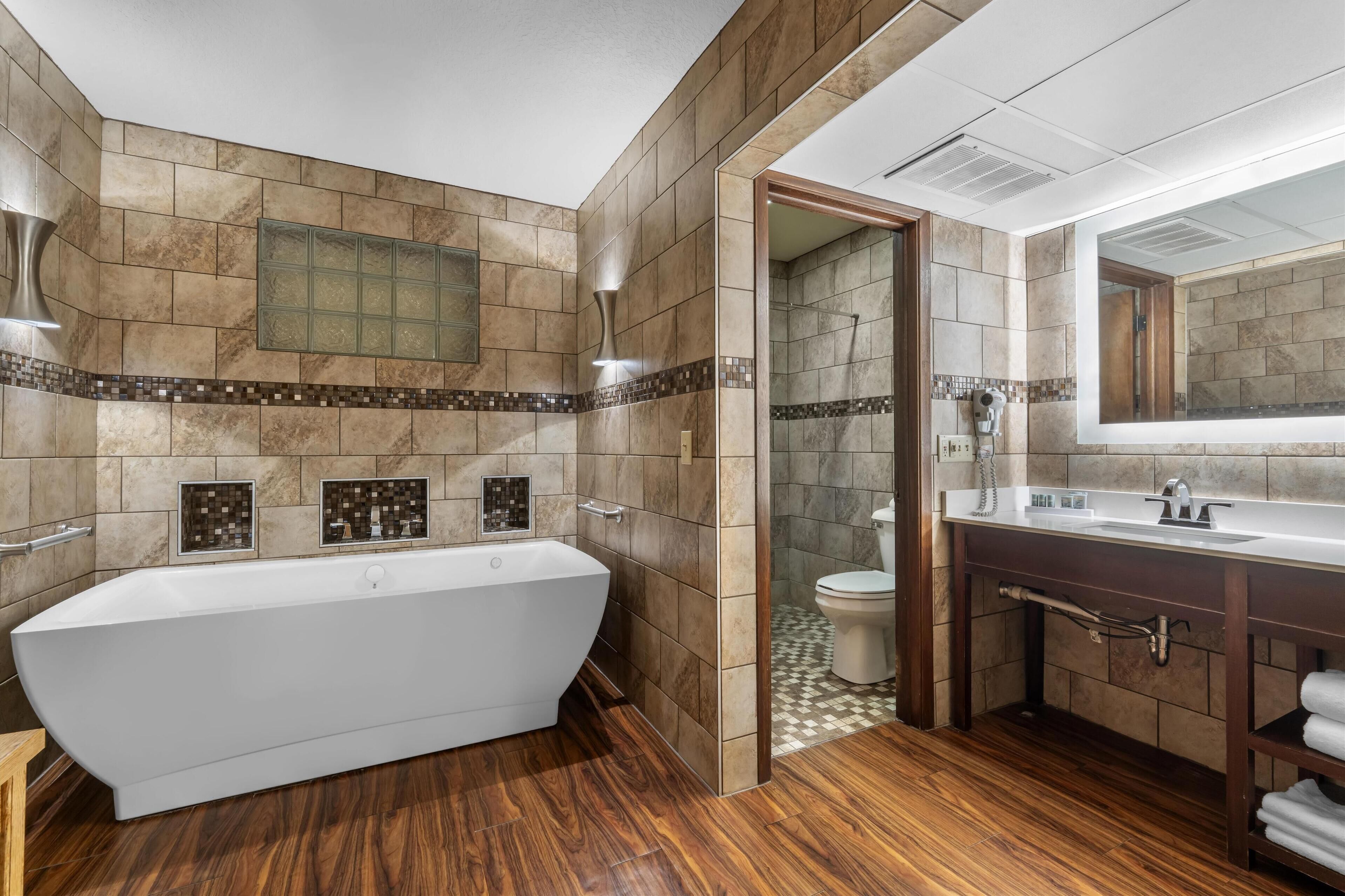 standard room, 1 king bed, non smoking, jetted tub (oversized room) | bathroom | free toiletries, hair dryer, towels