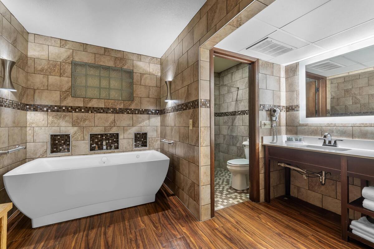 standard room, 1 king bed, non smoking, jetted tub (oversized room) | bathroom | free toiletries, hair dryer, towels