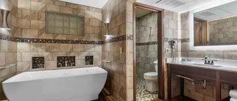 Standard Room, 1 King Bed, Non Smoking, Jetted Tub (Oversized Room) | Bathroom | Free toiletries, hair dryer, towels