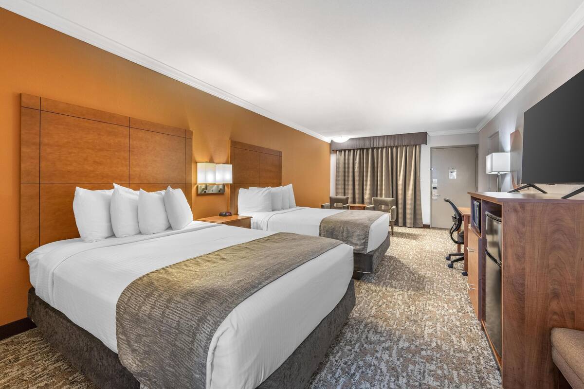 1 bedroom, desk, iron/ironing board, free cots/infant beds