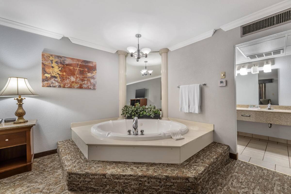 standard room, 1 king bed, non smoking, jetted tub (oversized room) | room amenity