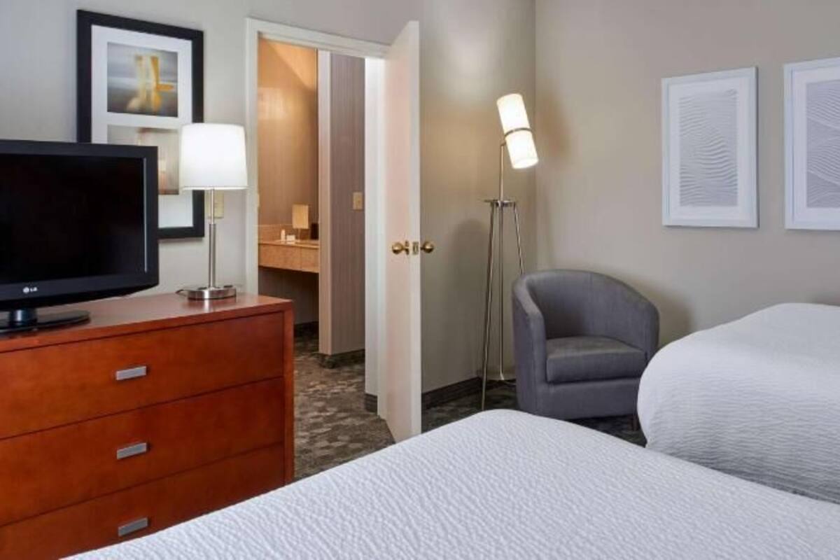 Egyptian cotton sheets, premium bedding, pillowtop beds, desk