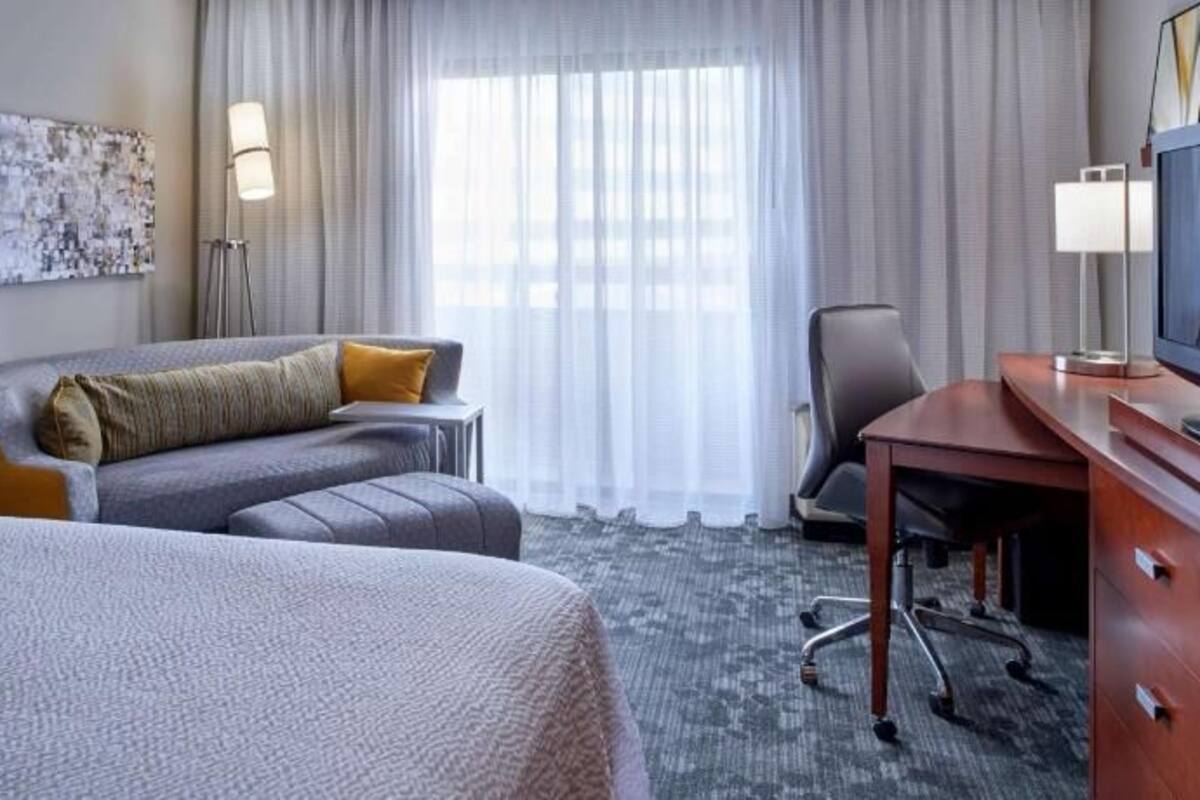 Egyptian cotton sheets, premium bedding, pillowtop beds, desk