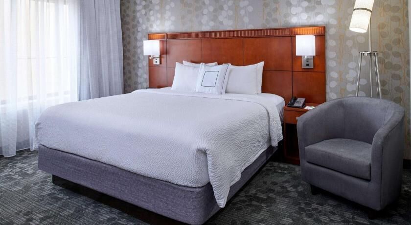 Egyptian cotton sheets, premium bedding, pillowtop beds, desk
