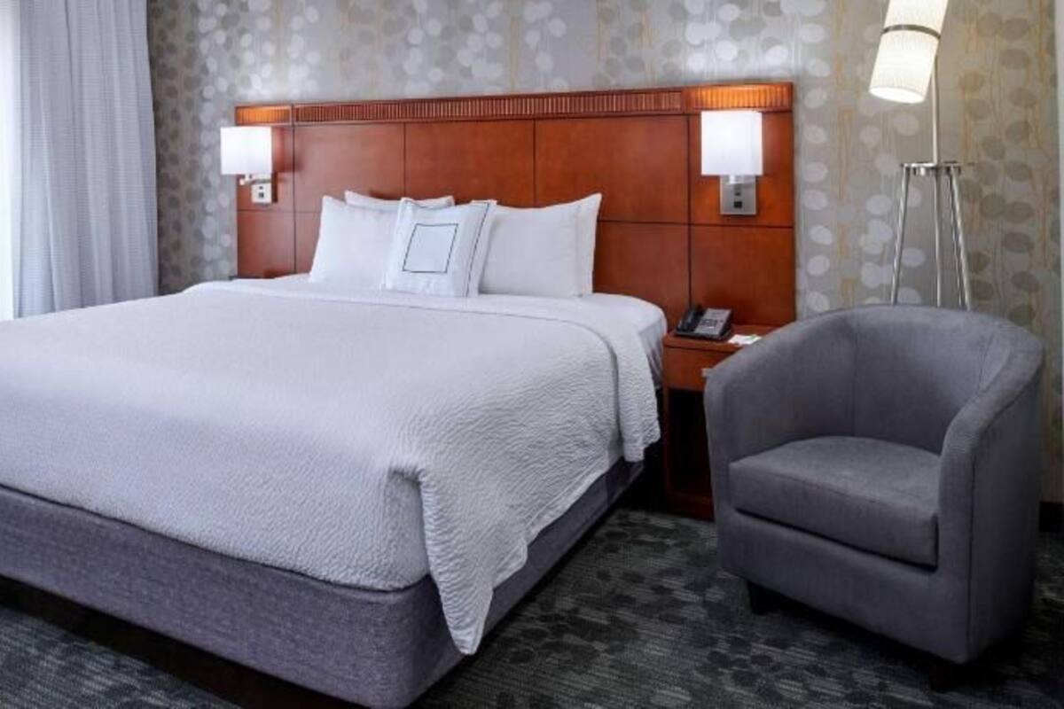 Egyptian cotton sheets, premium bedding, pillowtop beds, desk