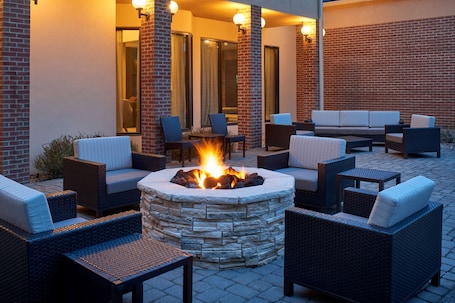 Fireplace. Sonesta Select Indianapolis Carmel