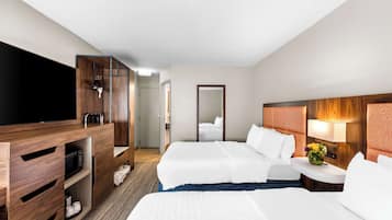 Skrivebord, blendingsgardiner, strykejern/-brett og wi-fi (inkludert)