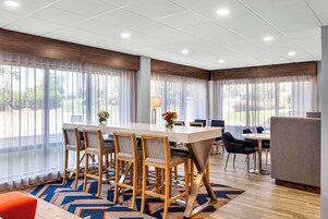 包含每日自助早餐