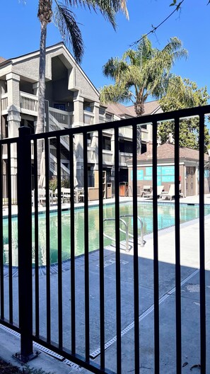 Outdoor pool, sun loungers - Sonesta ES Suites San Jose Airport (San Jose)