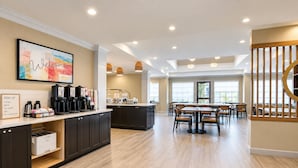 Bao gồm bữa sáng buffet hàng ngày