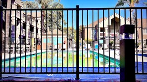 Piscine extérieure, chaises longues