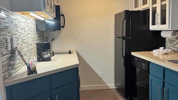 Suite, 2 Queen Beds, Accessible (Mobility Tub Two Bedrooms) | Shared kitchen