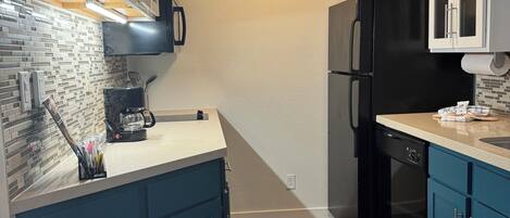 Suite, 2 Queen Beds, Accessible (Mobility Tub Two Bedrooms) | Shared kitchen