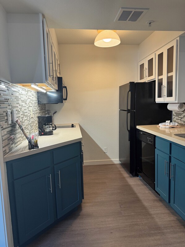 Suite, 2 Queen Beds, Accessible (Mobility Tub Two Bedrooms) | Shared kitchen | Full-size fridge, microwave, stovetop, dishwasher - Sonesta ES Suites San Jose Airport (San Jose)