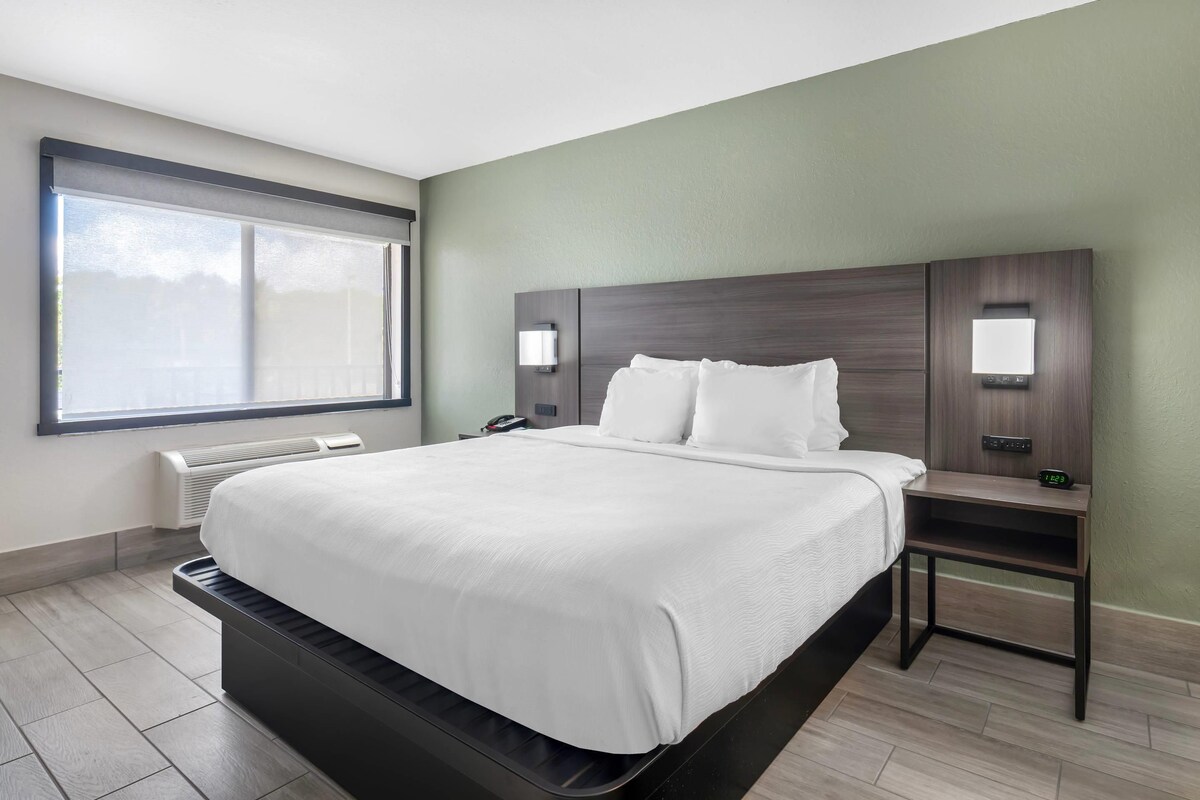 Standaard kamer, 1 kingsize bed, niet-roken | 1 slaapkamer, een bureau, een strijkplank/strijkijzer, gratis babybedden